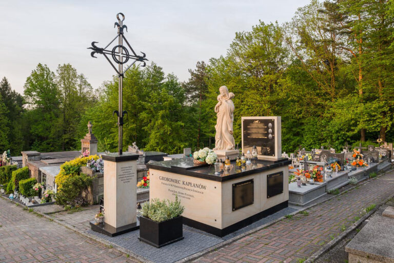 Płyty nagrobkowe kamieniarstwo nagrobkowe grobowce nagrobki stróże